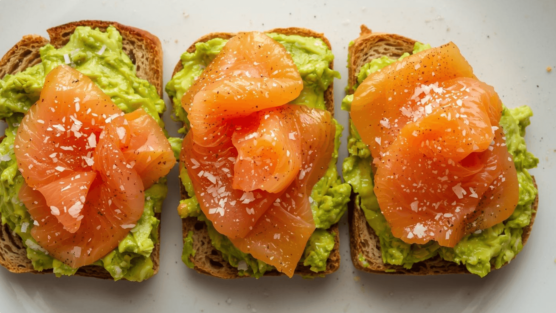 Toast s prekajenim lososom